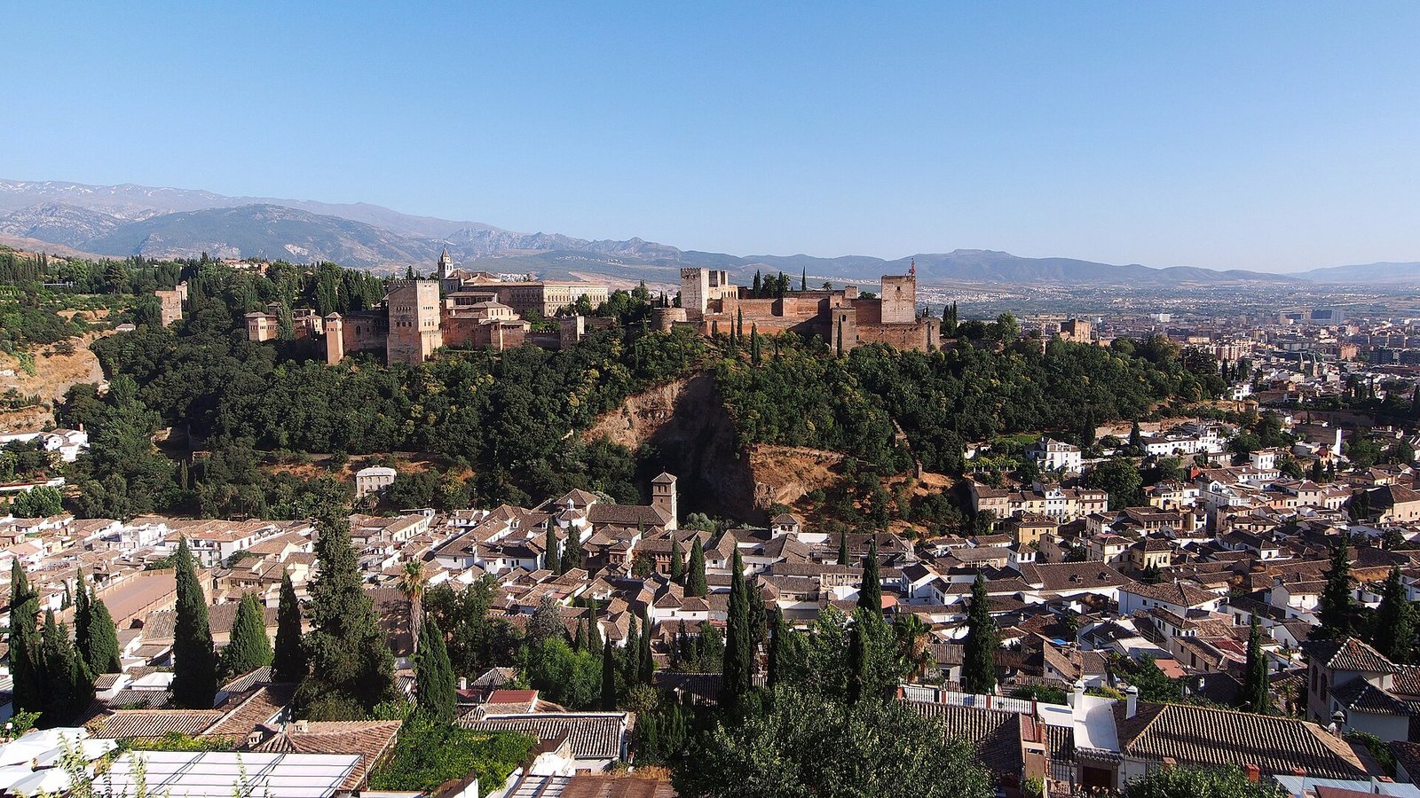 Vista panorâmica da Alhambra de Granada a partir do Mirador de San Nicolás, com a Sierra Nevada ao fundo