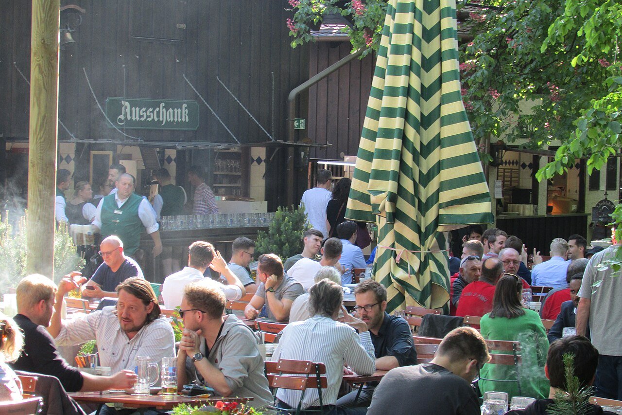 Mesas do biergarten do Augustiner-Keller sob as castanheiras, em Munique