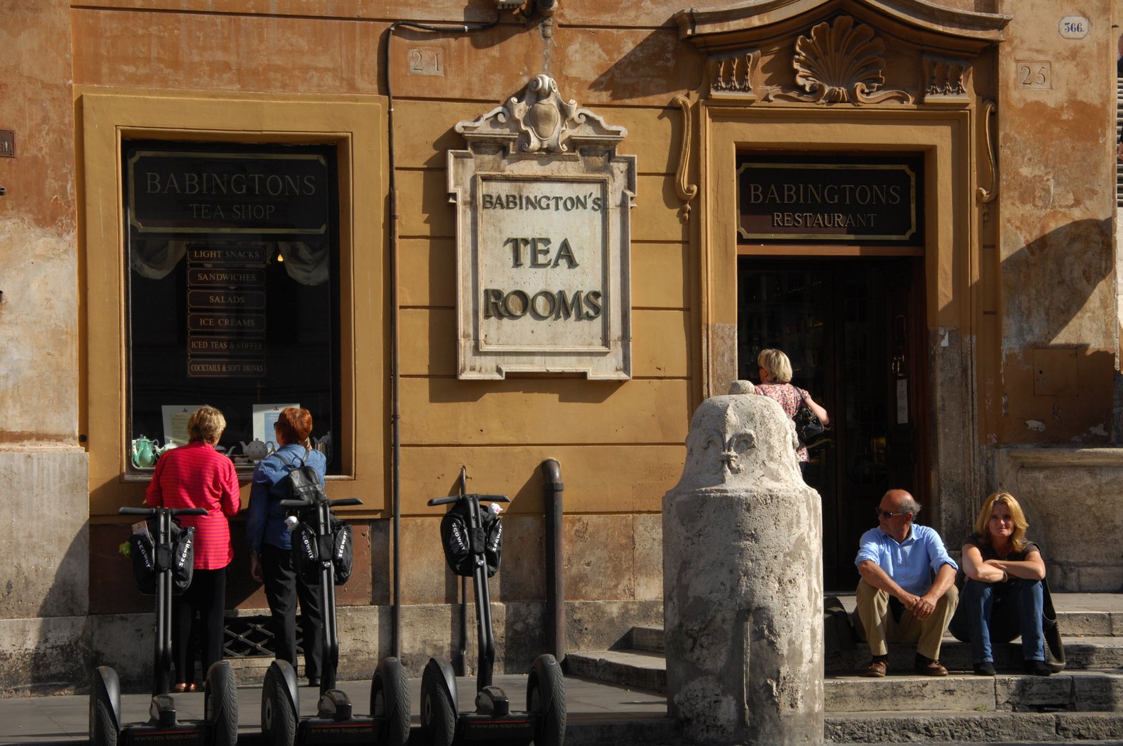 Fachada do salão de chá Babington's Tea Rooms na Piazza di Spagna, Roma