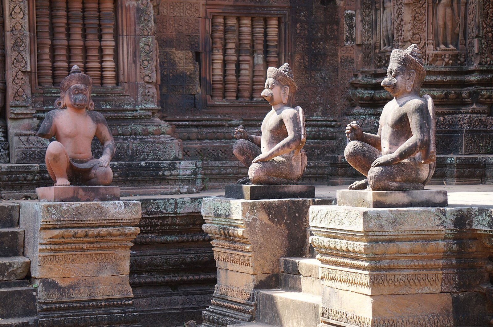 Torres de arenito rosa entalhado do templo Banteay Srei