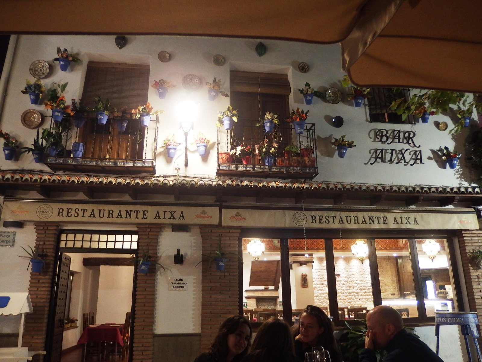 Fachada do Bar Aixa na Plaza Larga, no Albaicín de Granada