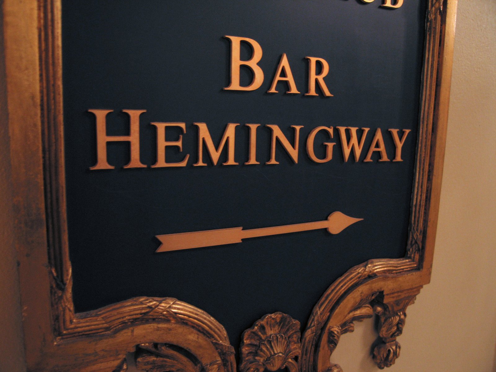 Interior de madeira do Bar Hemingway, dentro do Hotel Ritz Paris