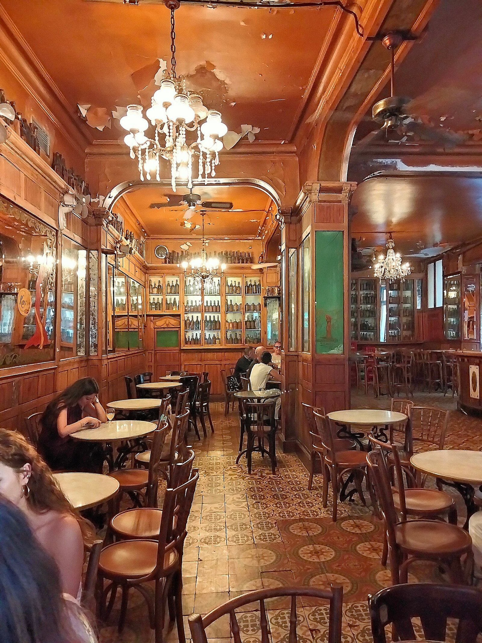 Interior histórico do Bar Marsella em Barcelona, com garrafas de absinto