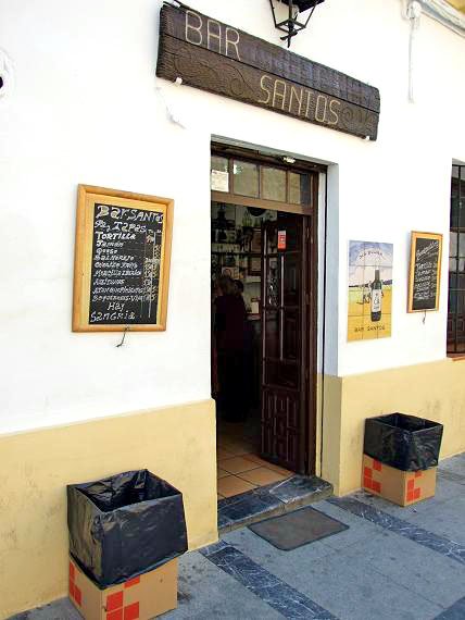 Fachada do Bar Santos junto ao muro da Mesquita-Catedral de Córdoba