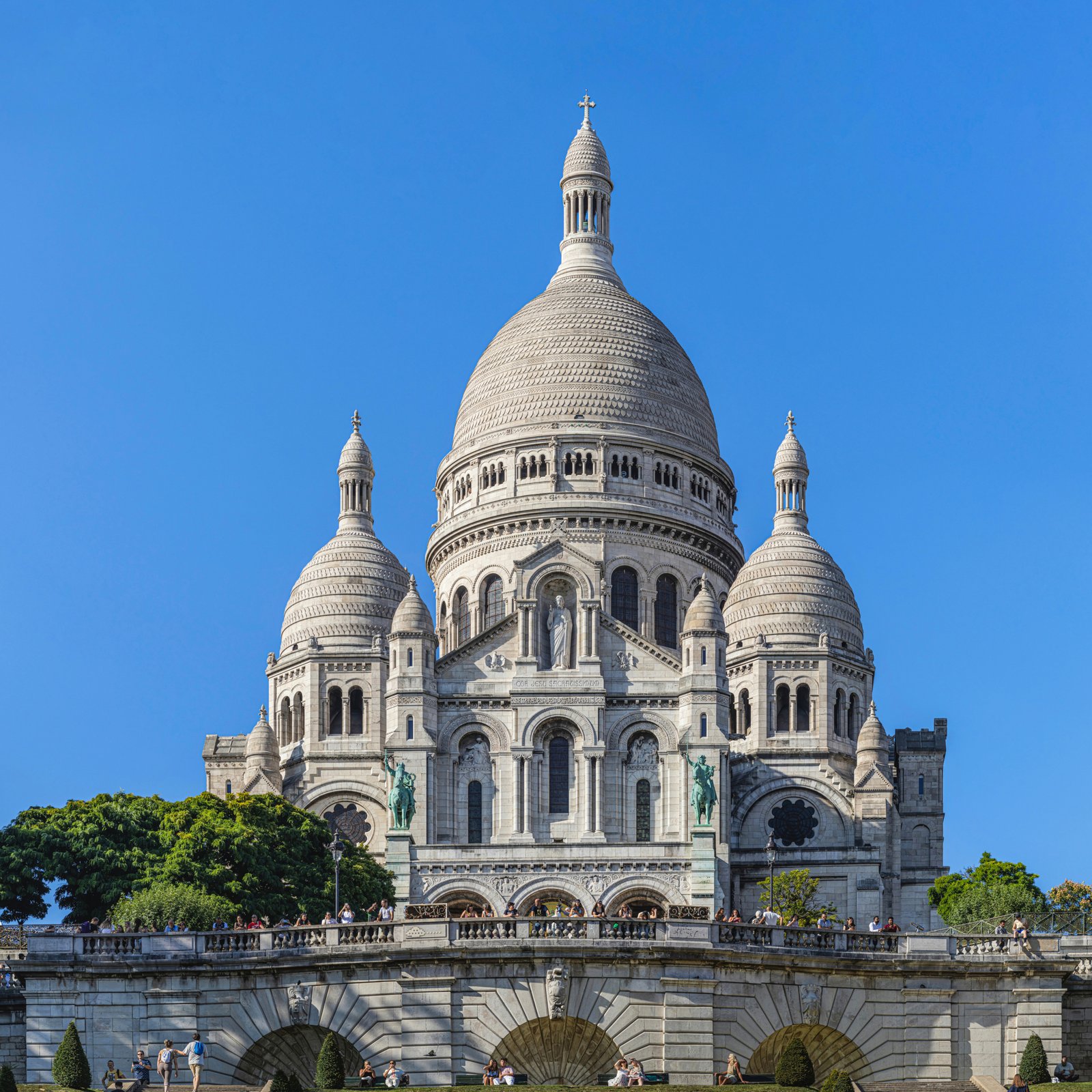 Fachada branca da Basílica do Sacré-Cœur no alto de Montmartre, em Paris