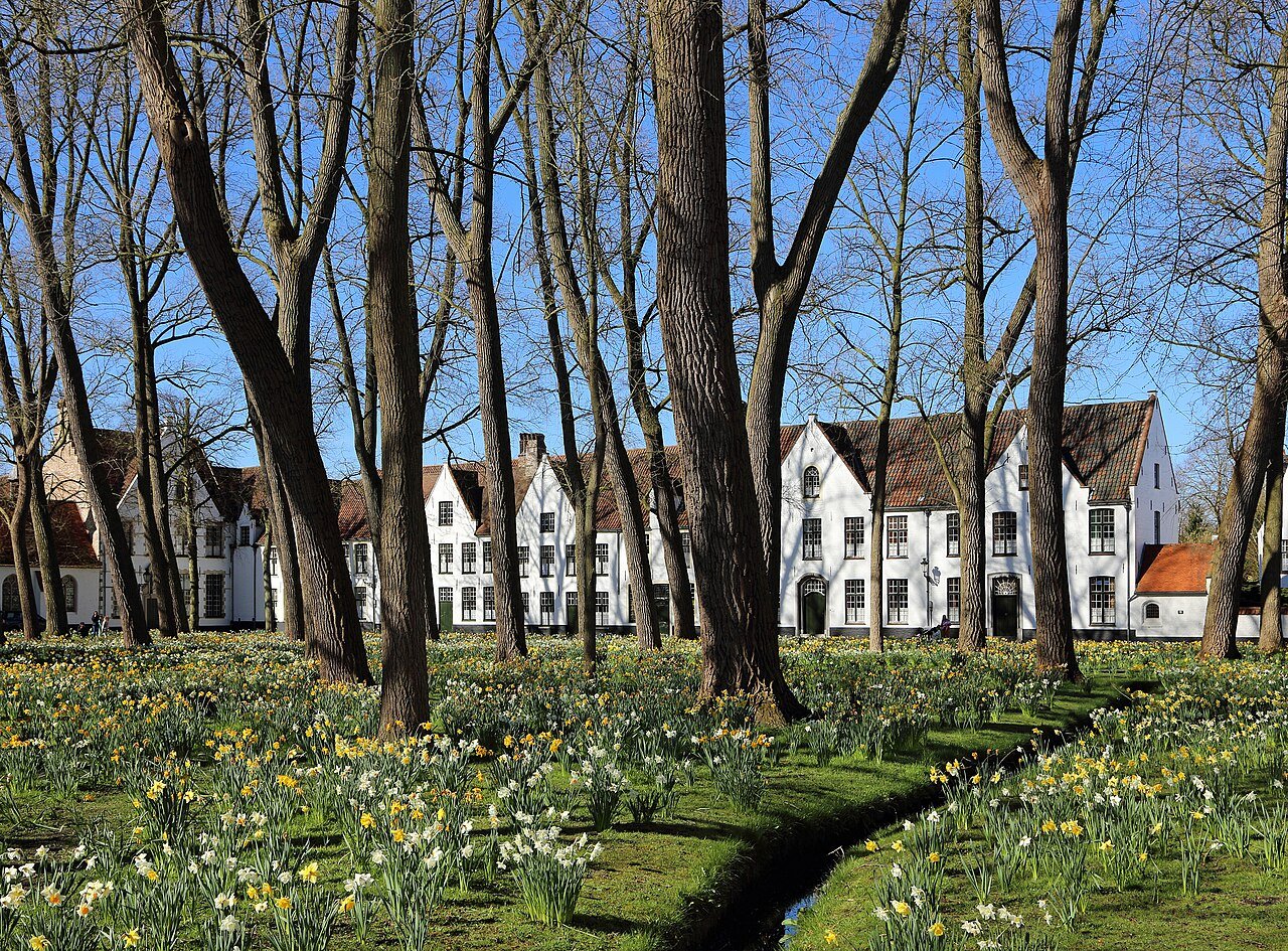 Pátio central do beguinário Ten Wijngaerde, em Bruges