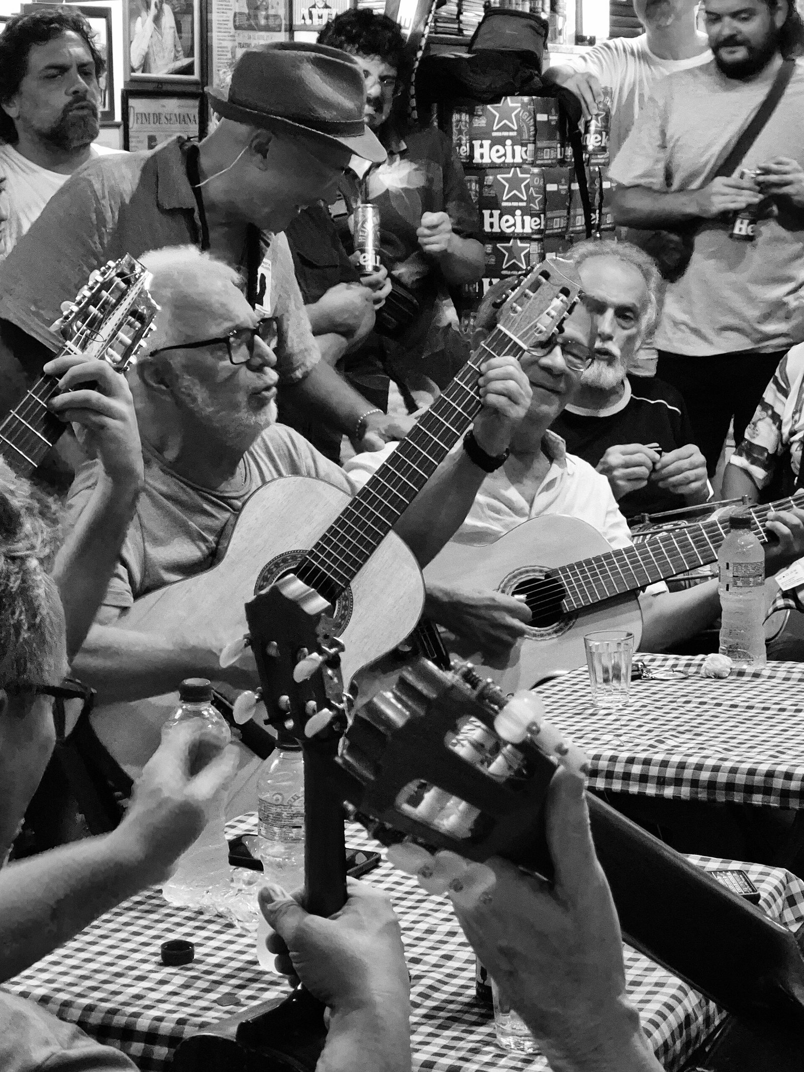 Roda de samba dentro do bar Bip Bip, em Copacabana