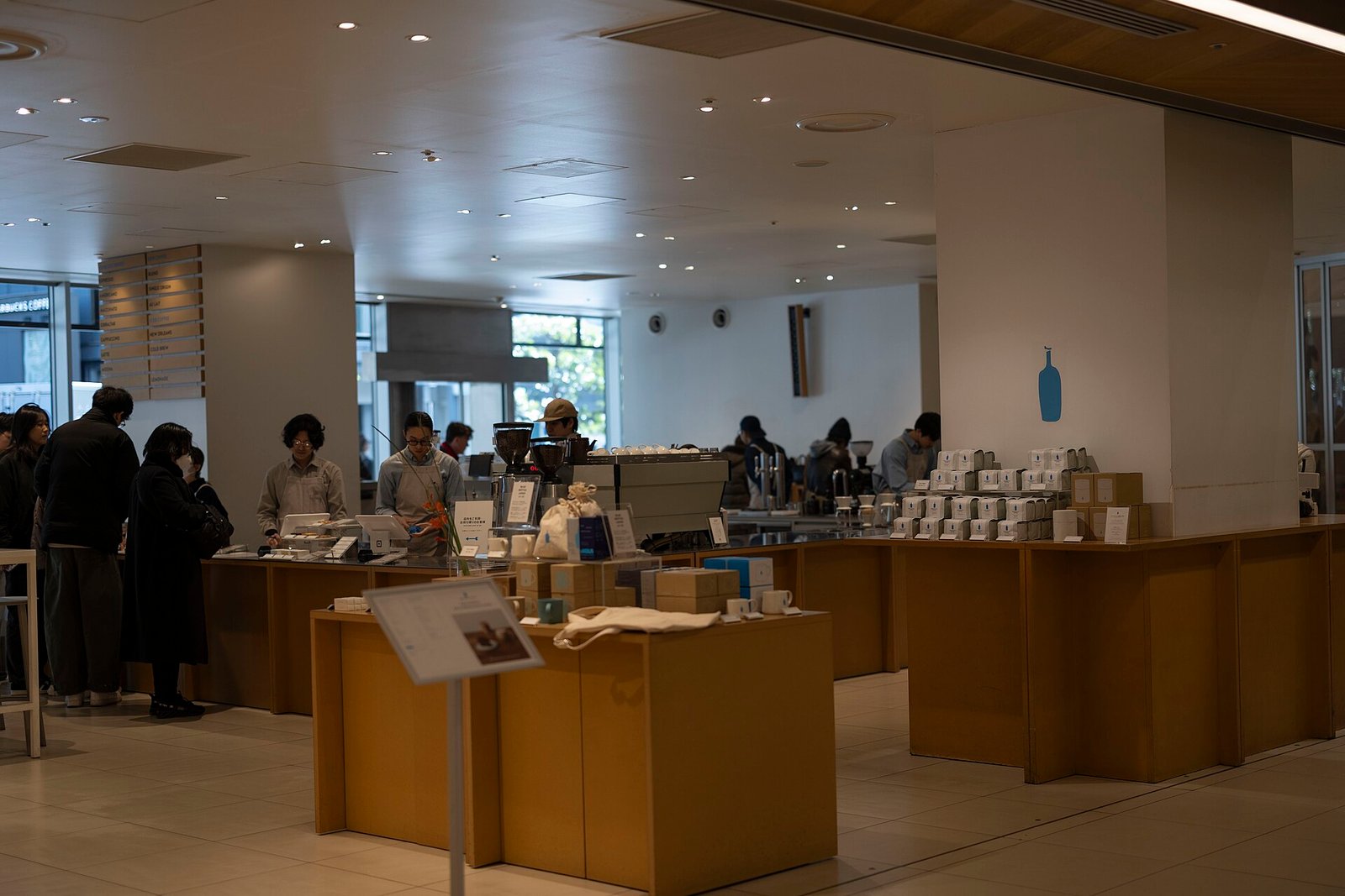 Interior da Blue Bottle Coffee em Shinjuku, Tóquio