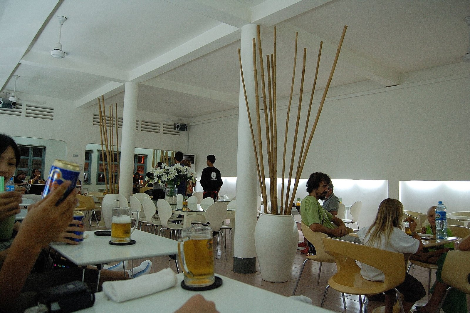 Fachada branca do Blue Pumpkin em Siem Reap