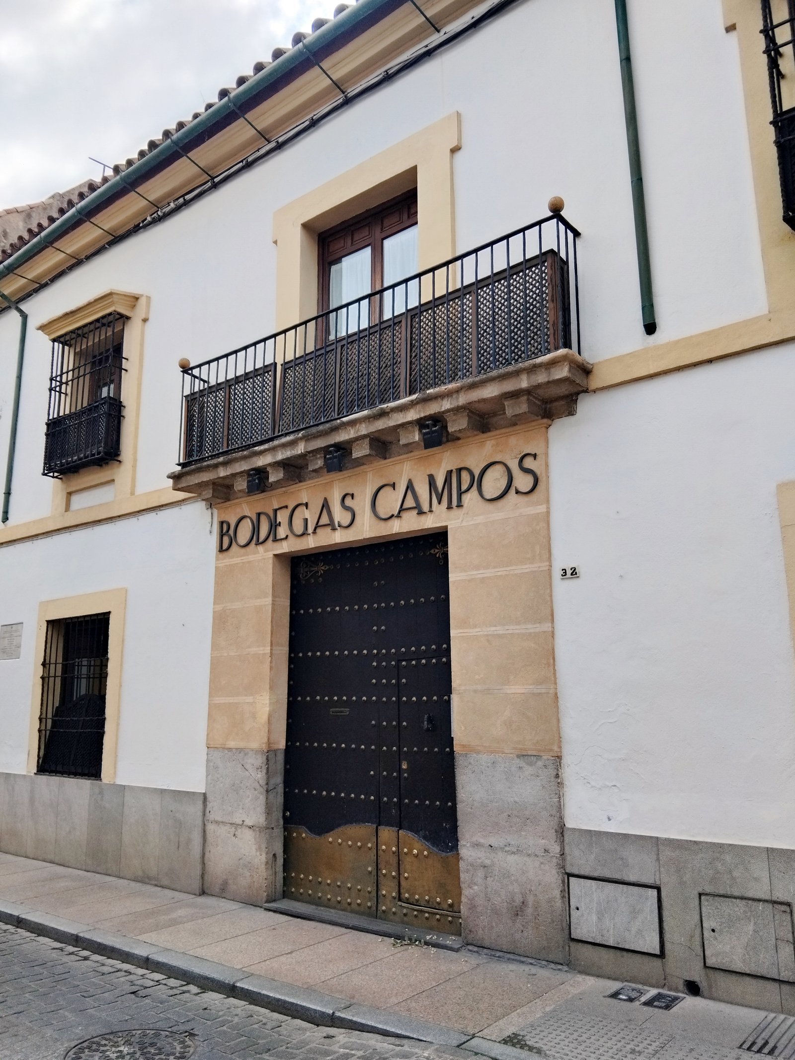 Pátio interno do restaurante Bodegas Campos em Córdoba