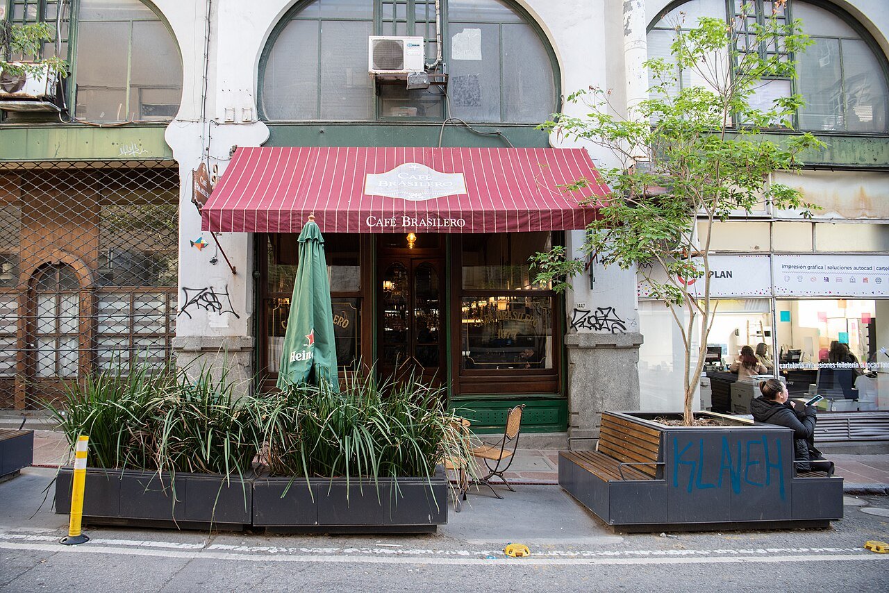 Fachada do Café Brasilero na rua Ituzaingó, Ciudad Vieja de Montevidéu