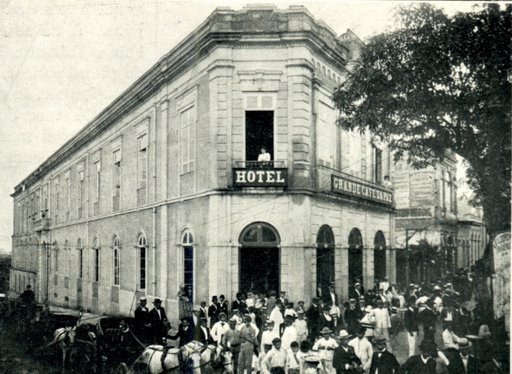 Fachada do antigo prédio que hoje abriga o Café da Paz, em Belém do Pará