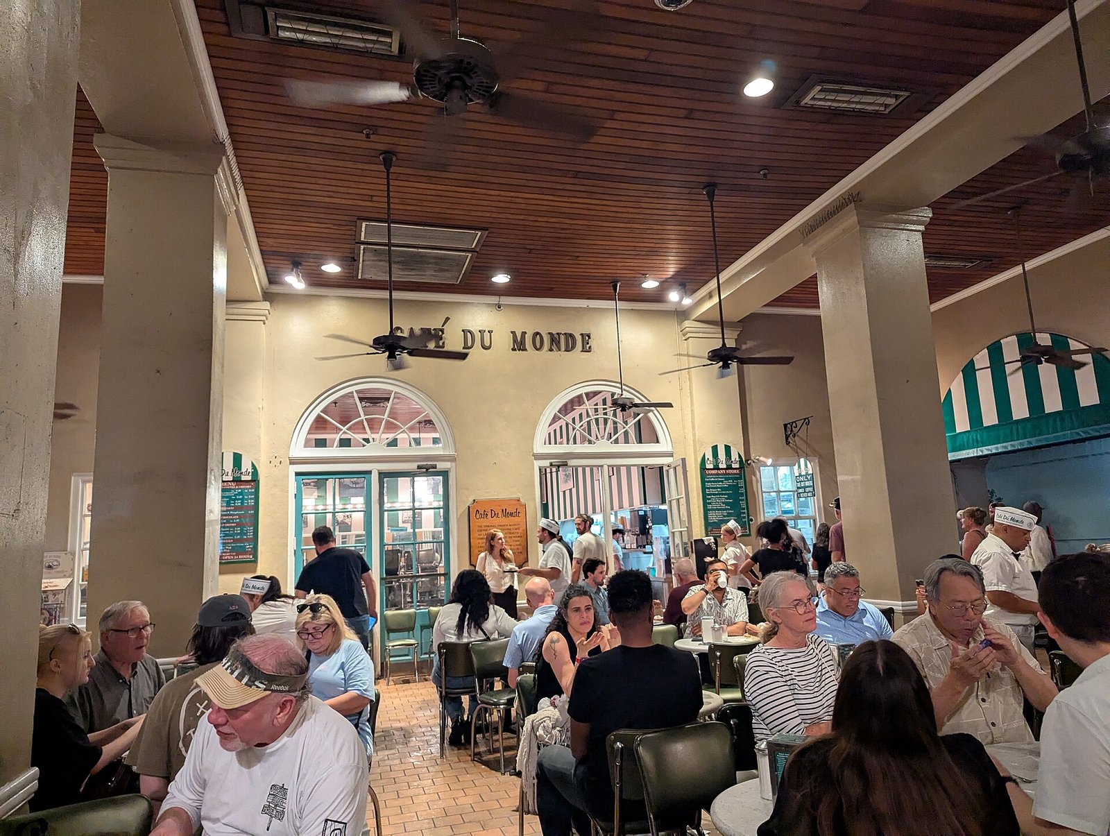 O toldo verde e branco do Café du Monde, no French Market de Nova Orleans