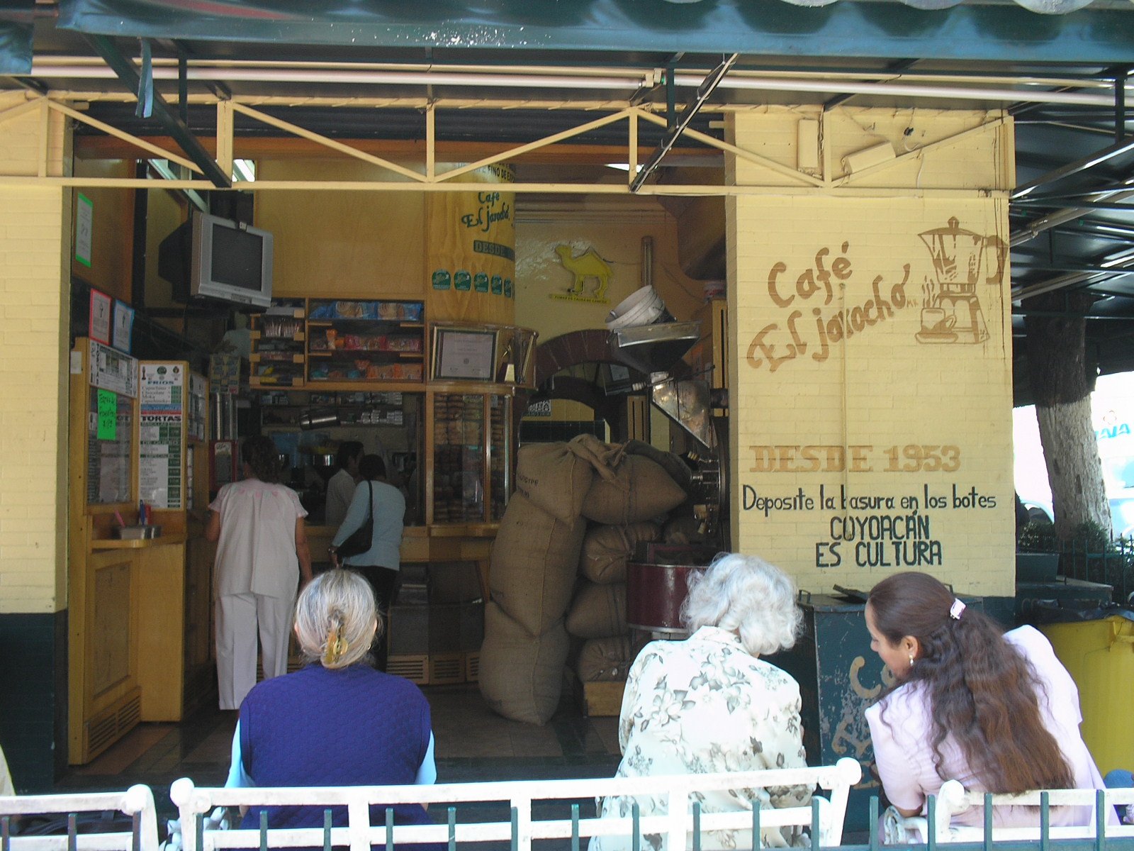 Fachada do Café El Jarocho em Coyoacán, com clientes tomando café na calçada