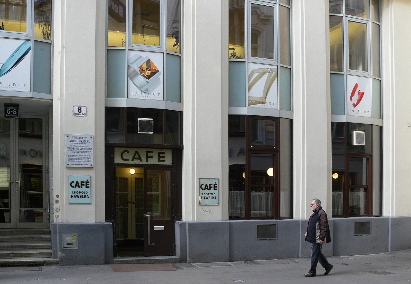 Fachada do Café Hawelka em Viena