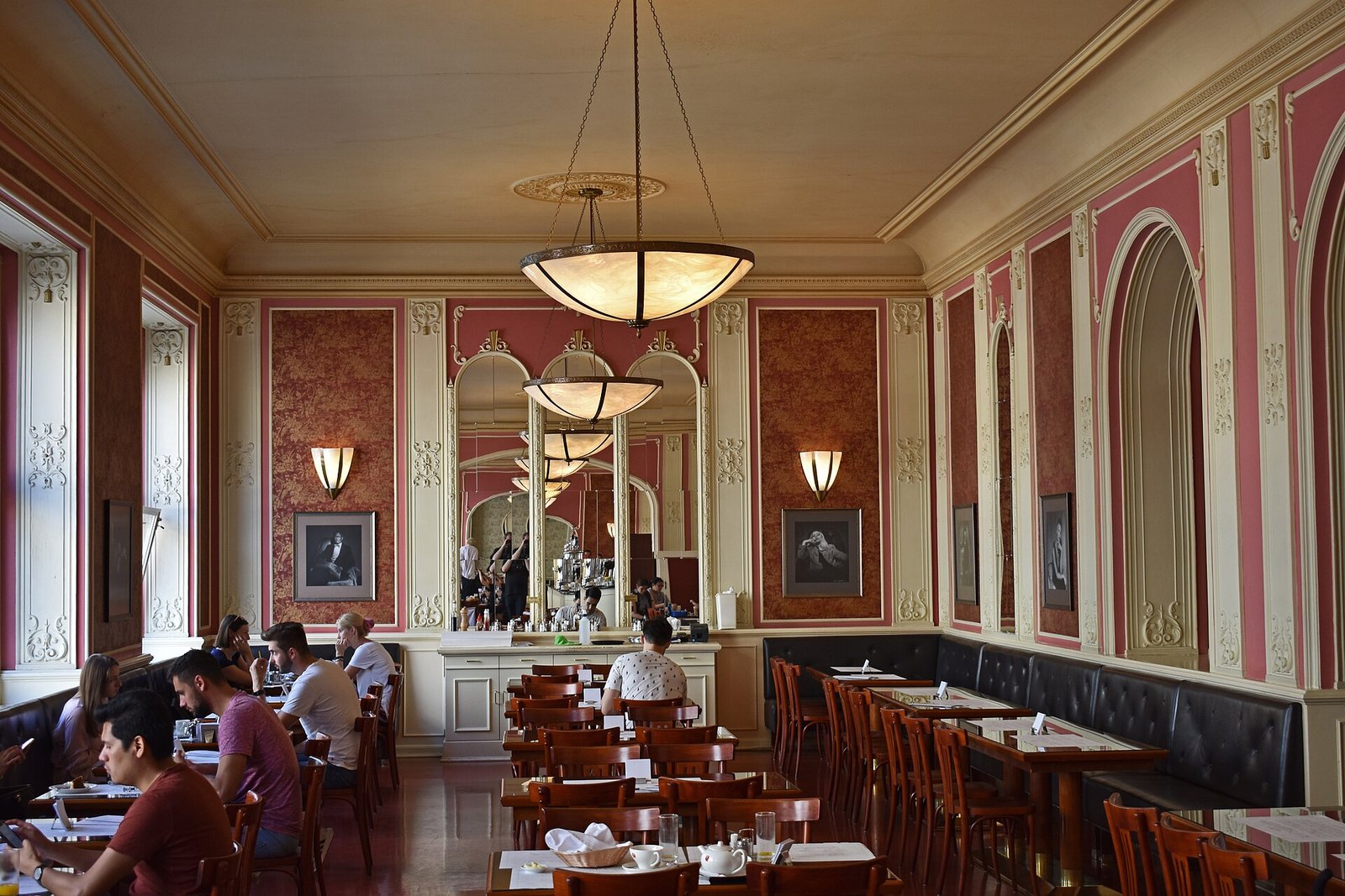 Interior do Café Louvre em Praga, com mesas e salão histórico