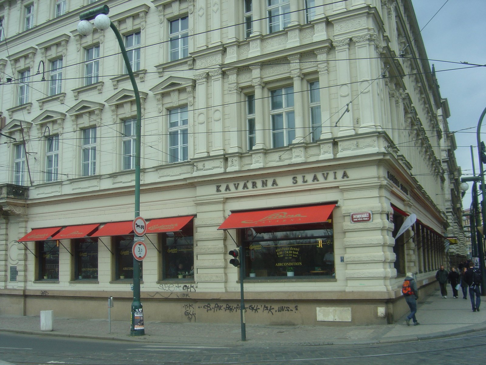 Fachada do Café Slavia, em Praga, no Palácio Lažanský
