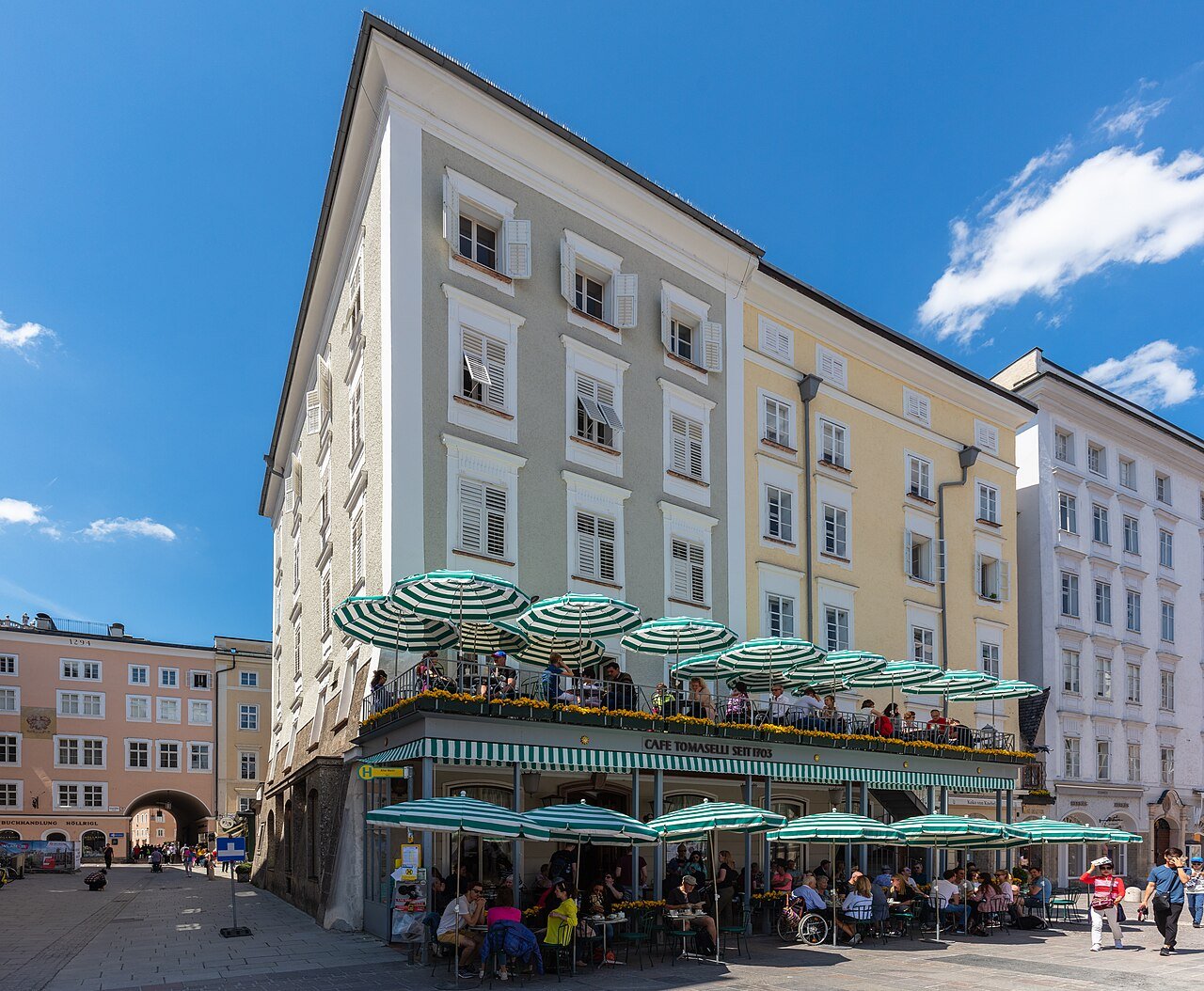 Fachada do Café Tomaselli na praça Alter Markt, em Salzburgo