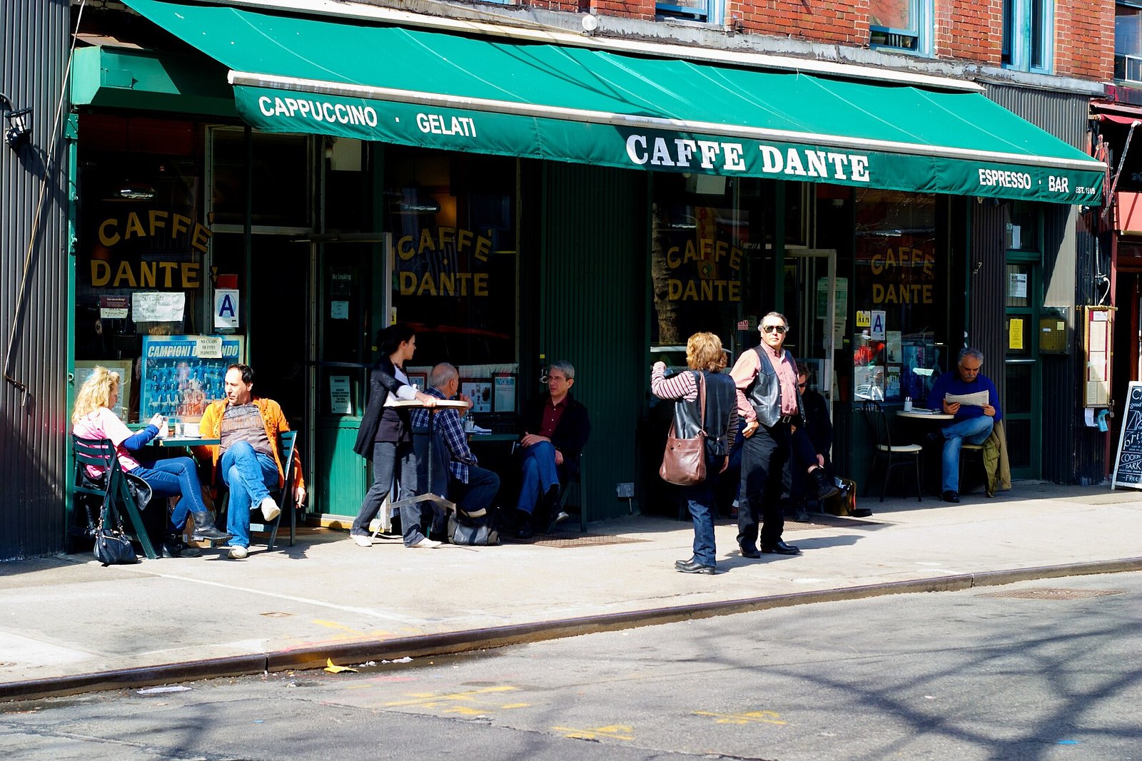 Fachada do Caffe Dante no Greenwich Village, Nova York