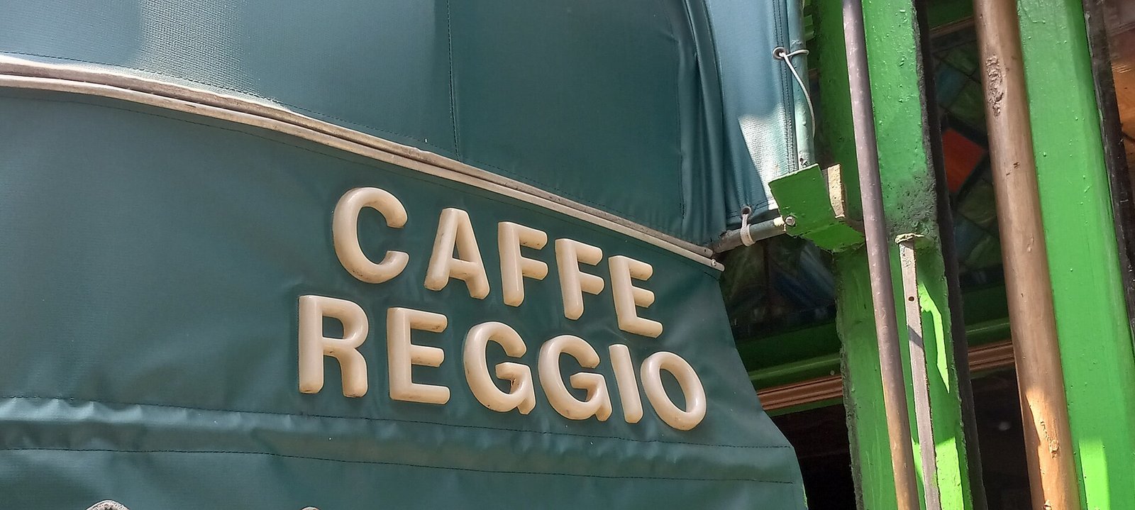 Fachada do Caffè Reggio no Greenwich Village, Nova York