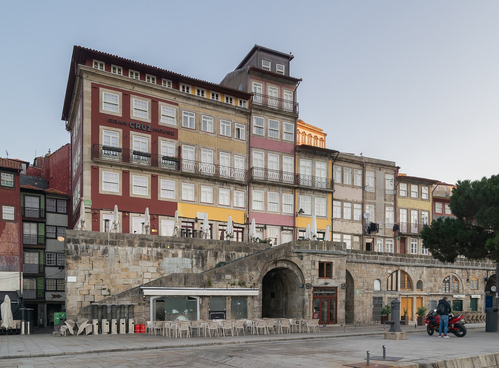 Casario colorido do Cais da Ribeira, no Porto