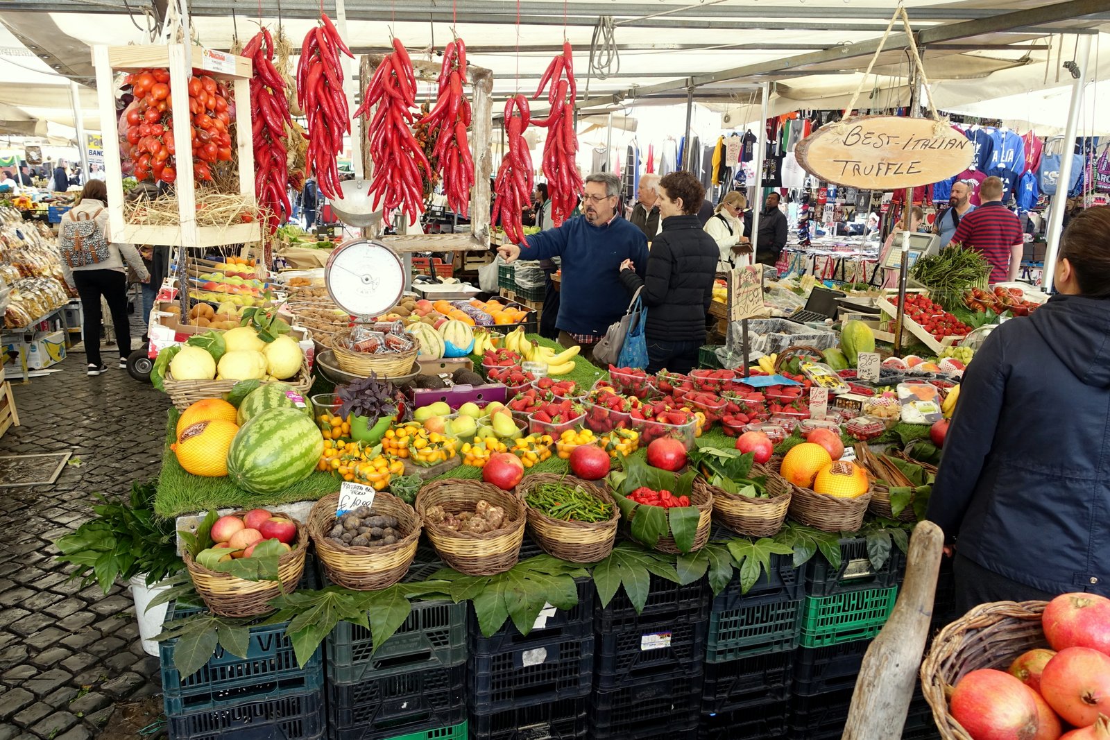 Barracas de mercado na praça Campo de' Fiori em Roma