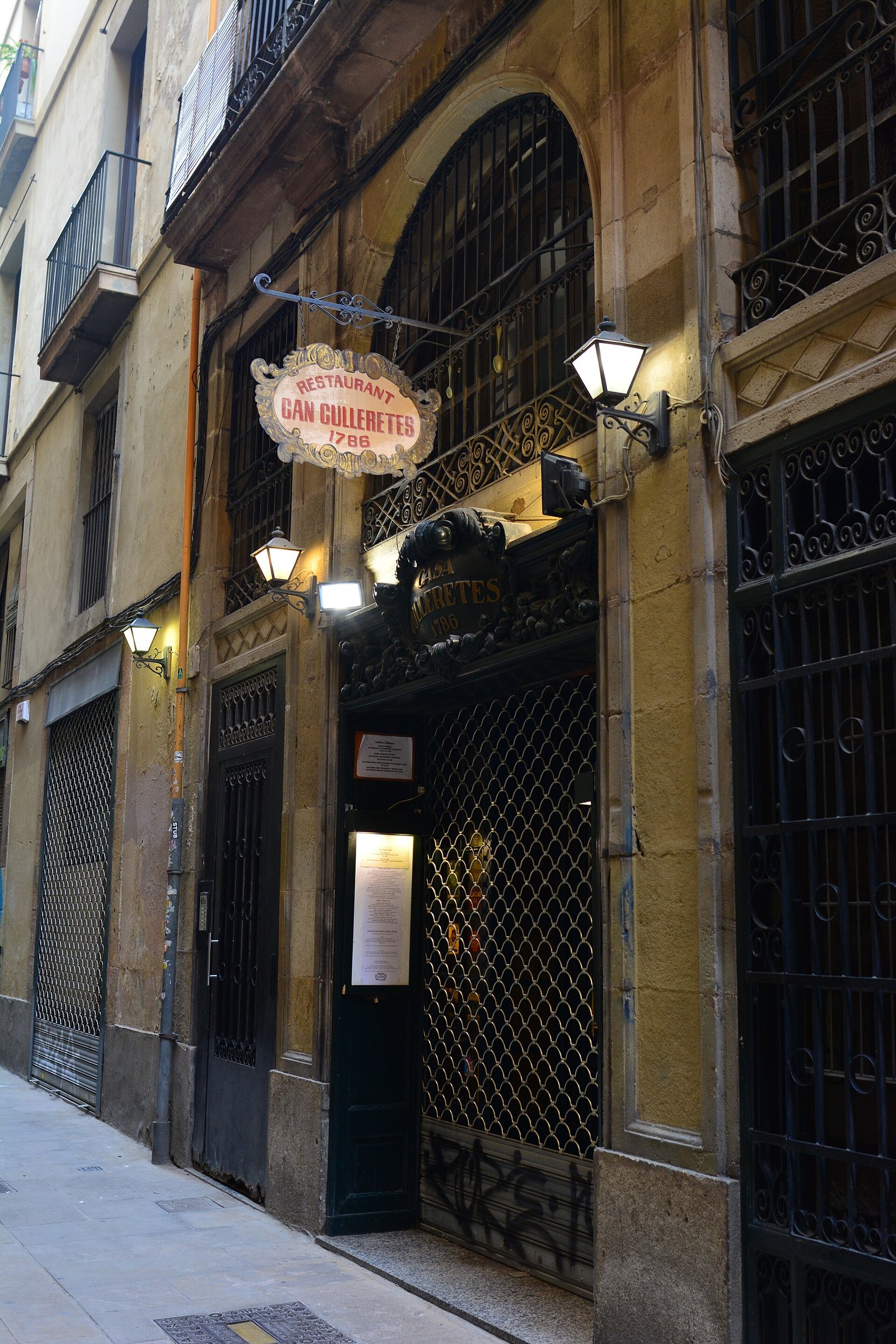Entrada do restaurante Can Culleretes no Barri Gòtic, Barcelona
