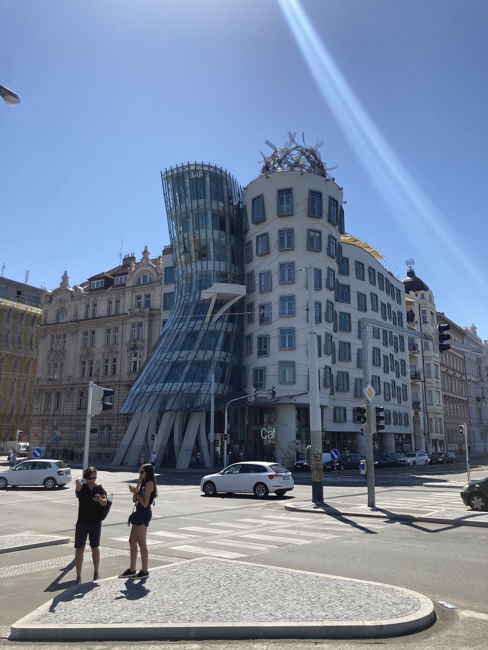 Casa Dançante (Tančící dům) às margens do rio Vltava em Praga