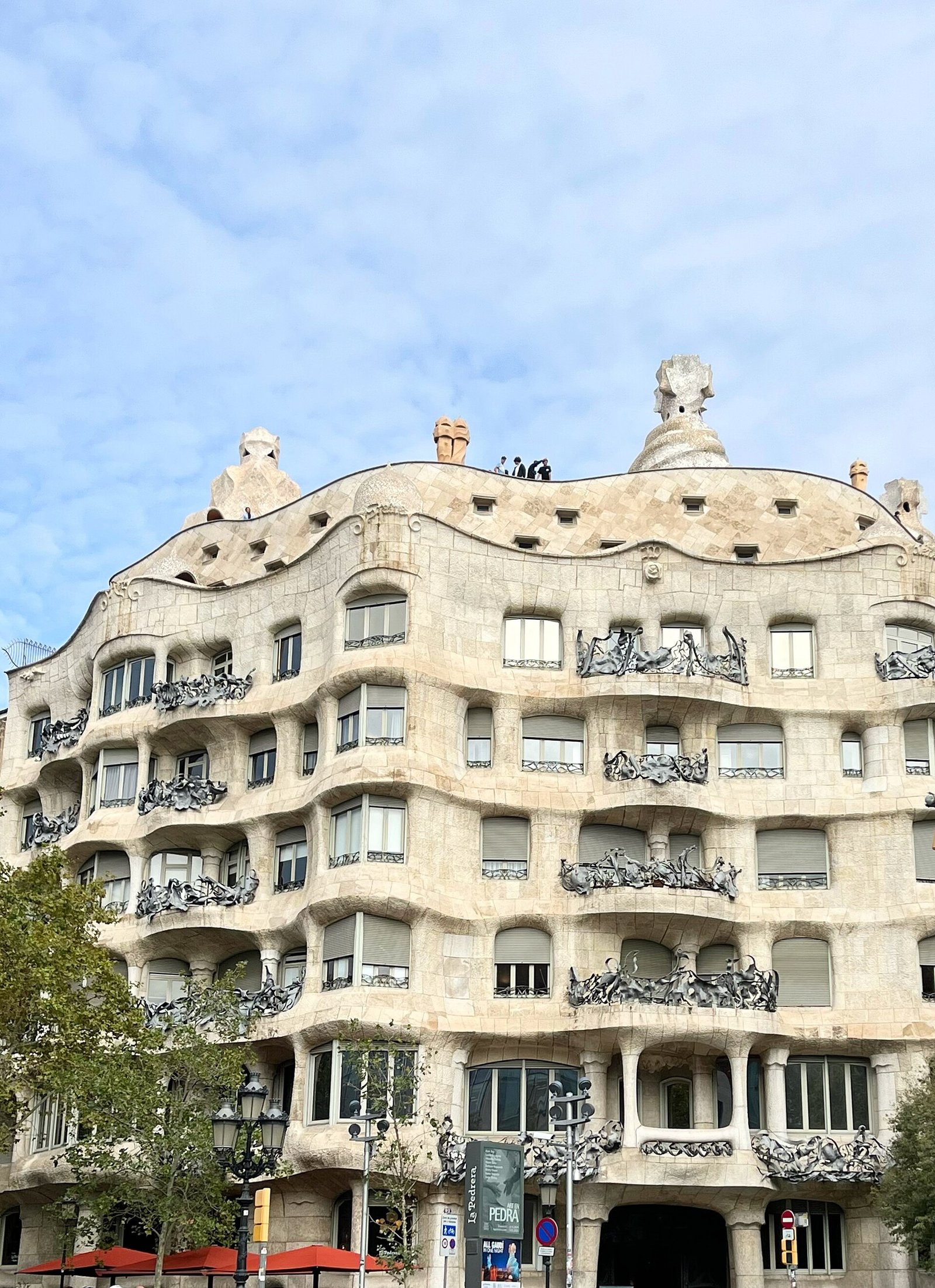 Fachada ondulada em pedra da Casa Milà (La Pedrera), obra de Gaudí em Barcelona