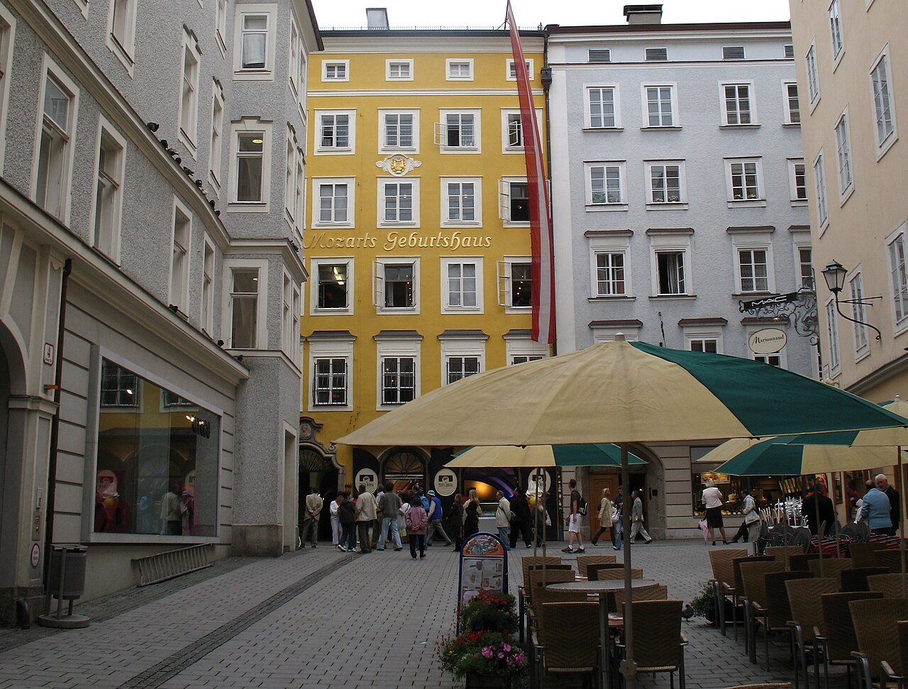 Fachada amarela da casa onde Mozart nasceu, vista da Hagenauerplatz, em Salzburgo