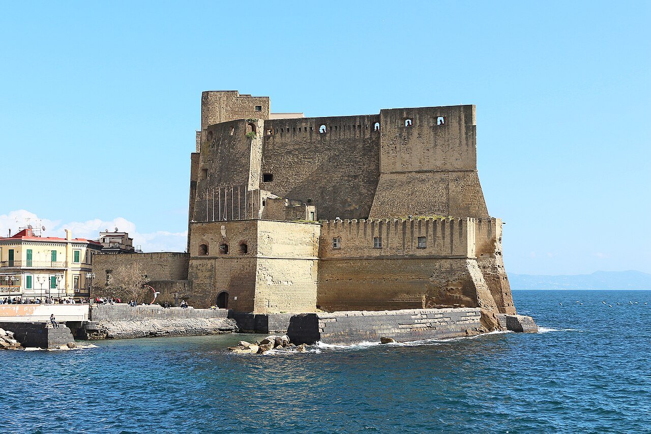 Castel dell'Ovo sobre a antiga ilhota de Megaride, no golfo de Nápoles