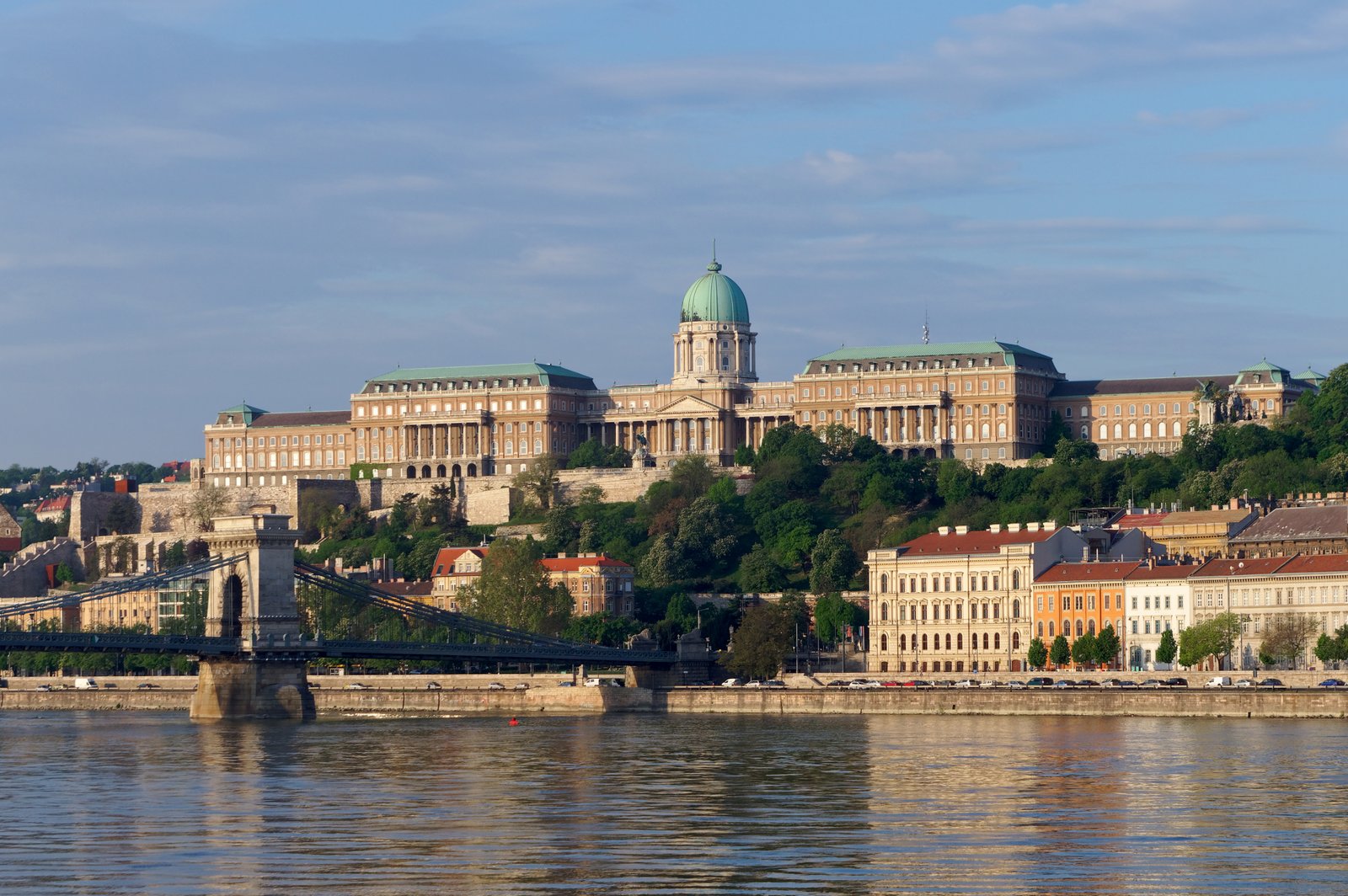 Vista do Castelo de Buda, em Budapeste, no alto da colina às margens do Danúbio