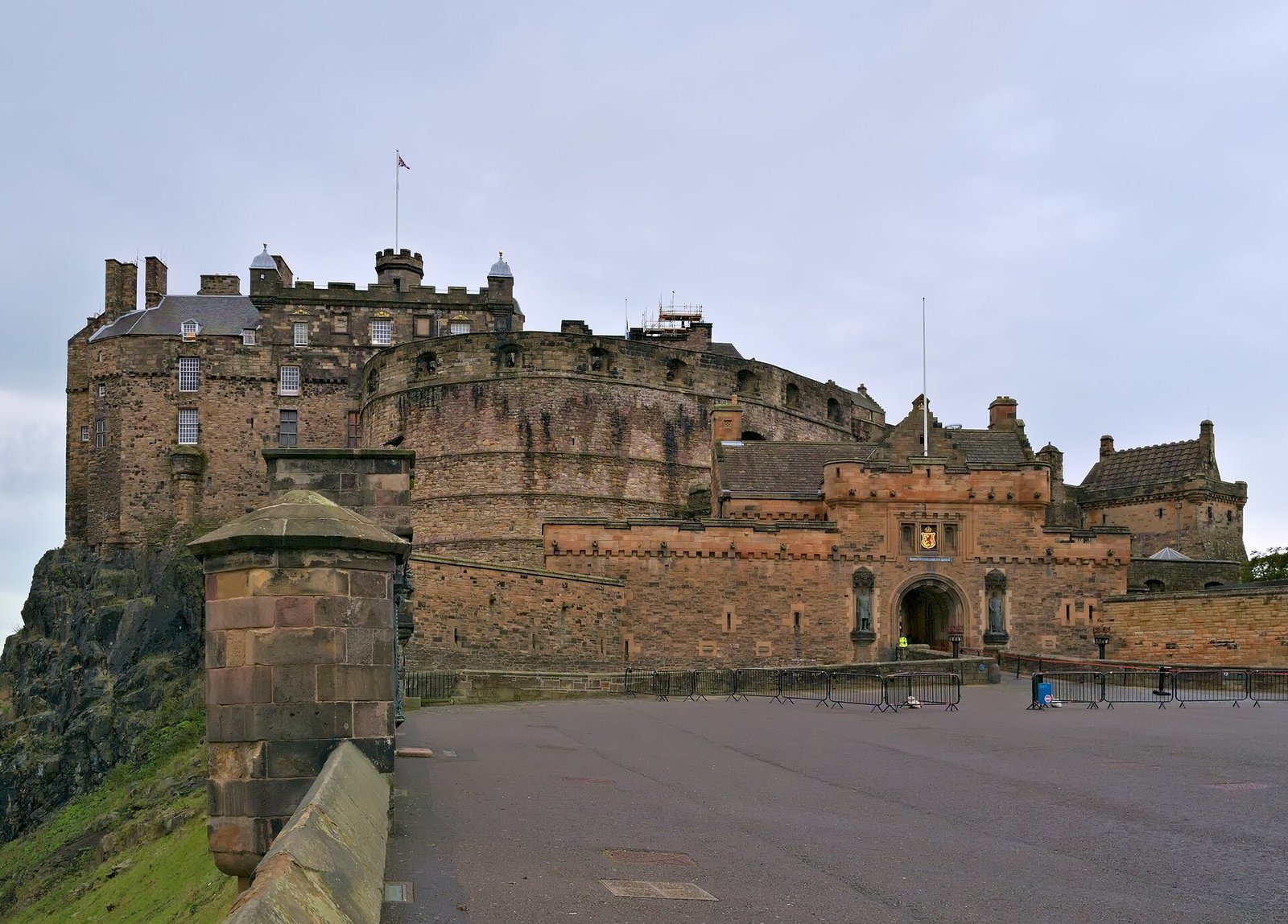 O Castelo de Edimburgo visto da esplanada
