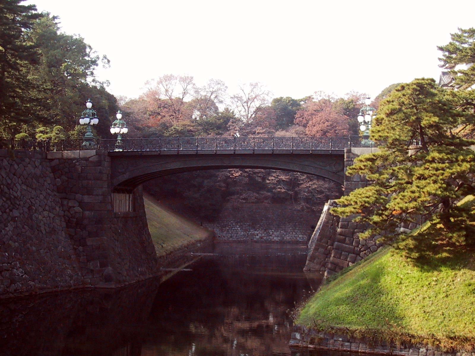 Ponte Nijubashi, entrada do Palácio Imperial de Tóquio, erguido sobre o antigo Castelo de Edo