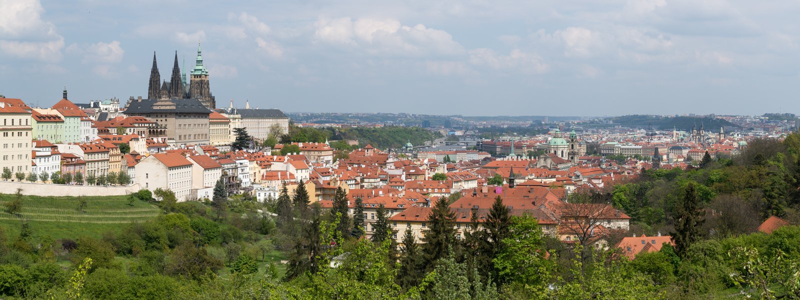 Vista panorâmica do Castelo de Praga a partir do morro de Petřín