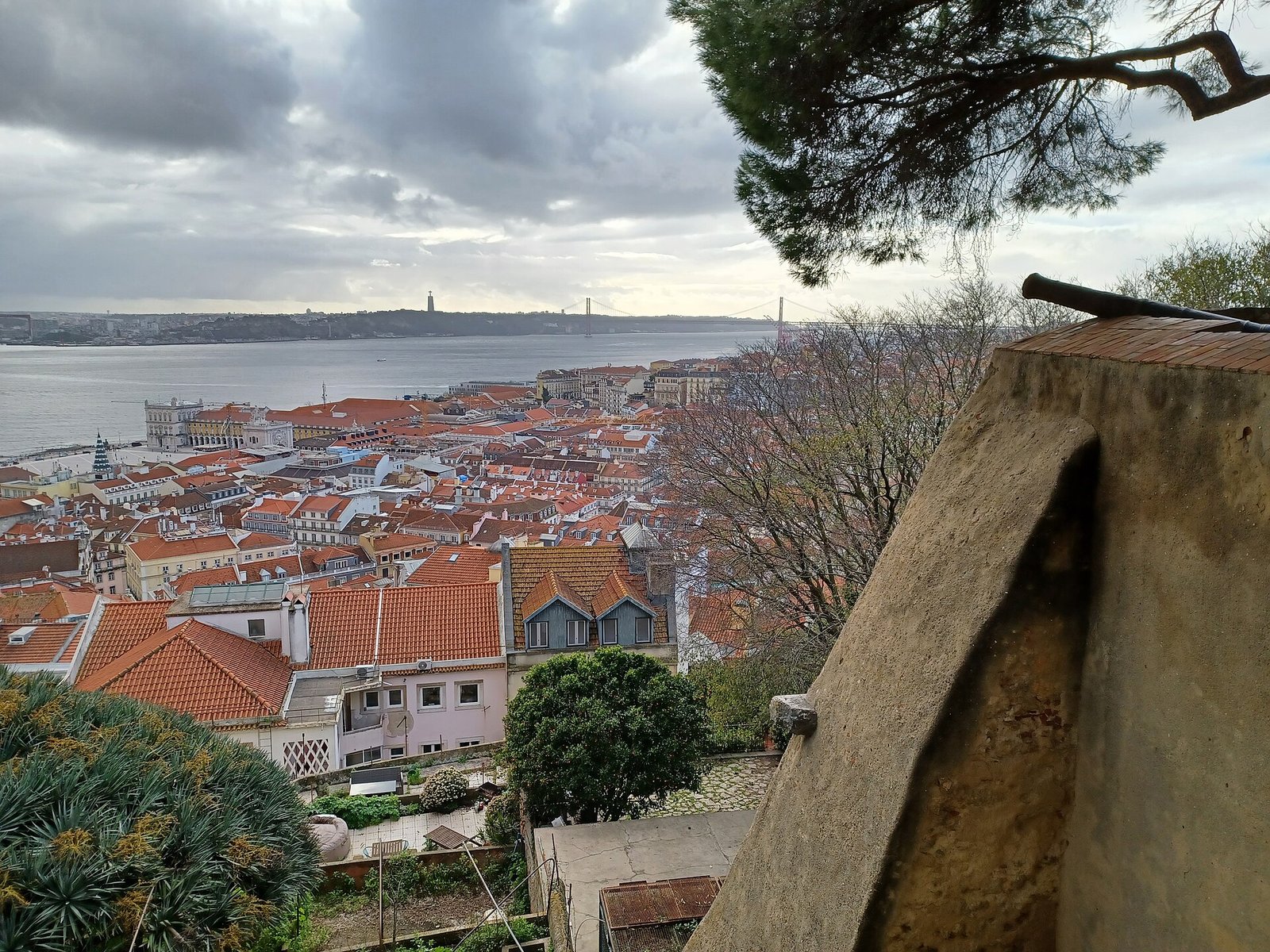 Muralhas e torres do Castelo de São Jorge em Lisboa