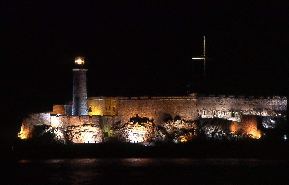 Vista noturna do Castillo del Morro iluminado na entrada da Baía de Havana, Cuba