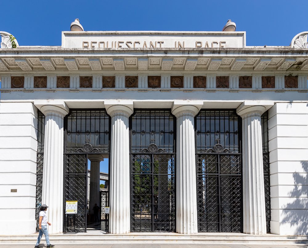 Vista de uma das avenidas internas do Cemitério da Recoleta, em Buenos Aires, ladeada por mausoléus de mármore