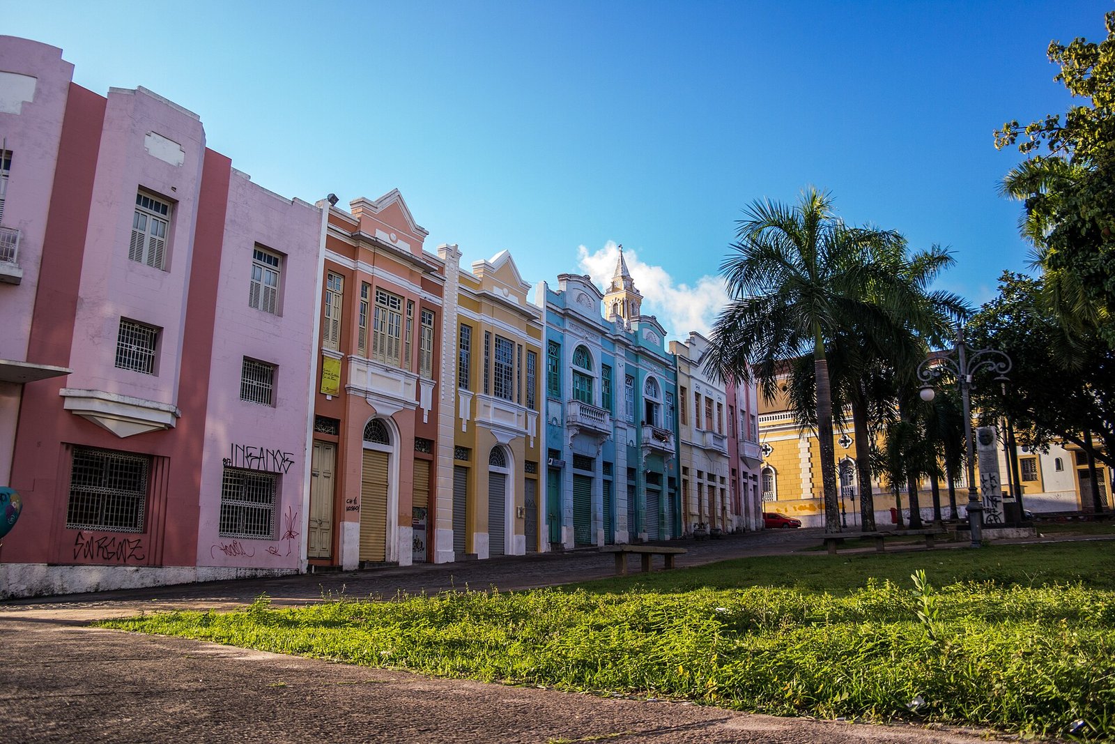 Casarões coloridos históricos da Praça Antenor Navarro em João Pessoa