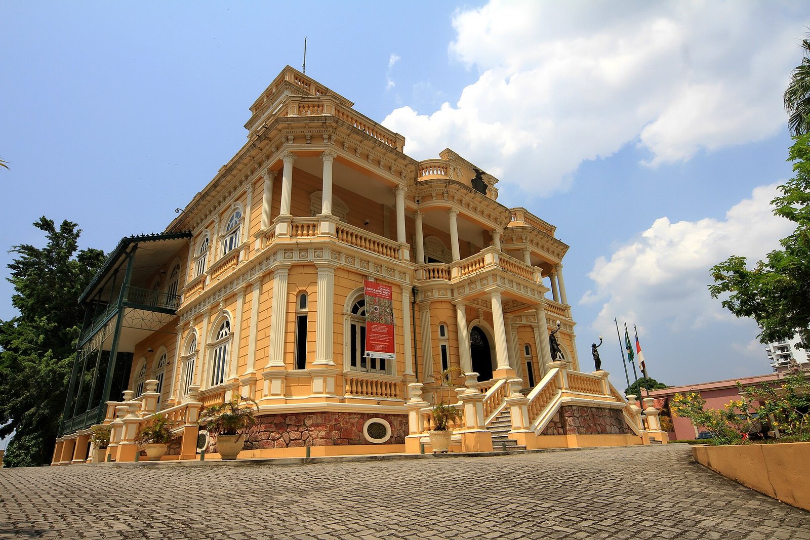 Fachada do Palácio Rio Negro, casarão histórico em Manaus