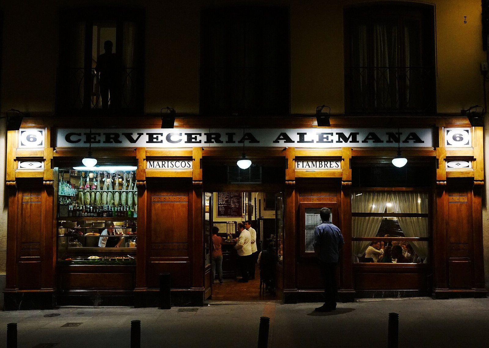 Fachada da Cervecería Alemana na Plaza de Santa Ana, em Madri