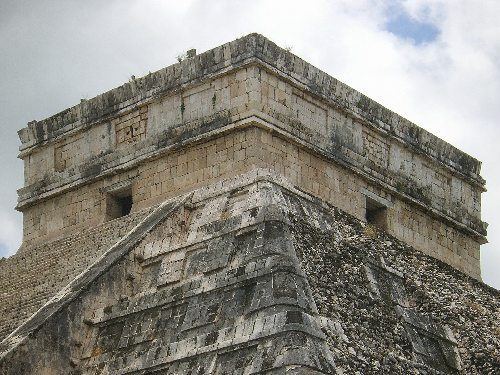 O Templo de Kukulkán (El Castillo), a pirâmide central de Chichén Itzá, no Yucatán, México