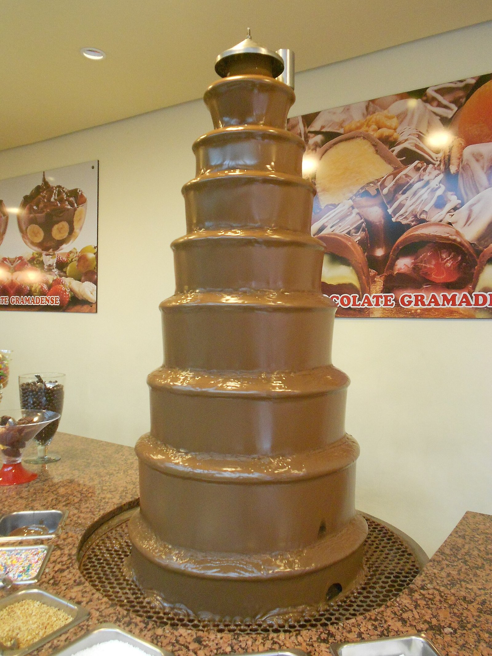 Cascata de chocolate na loja Chocolate Gramadense