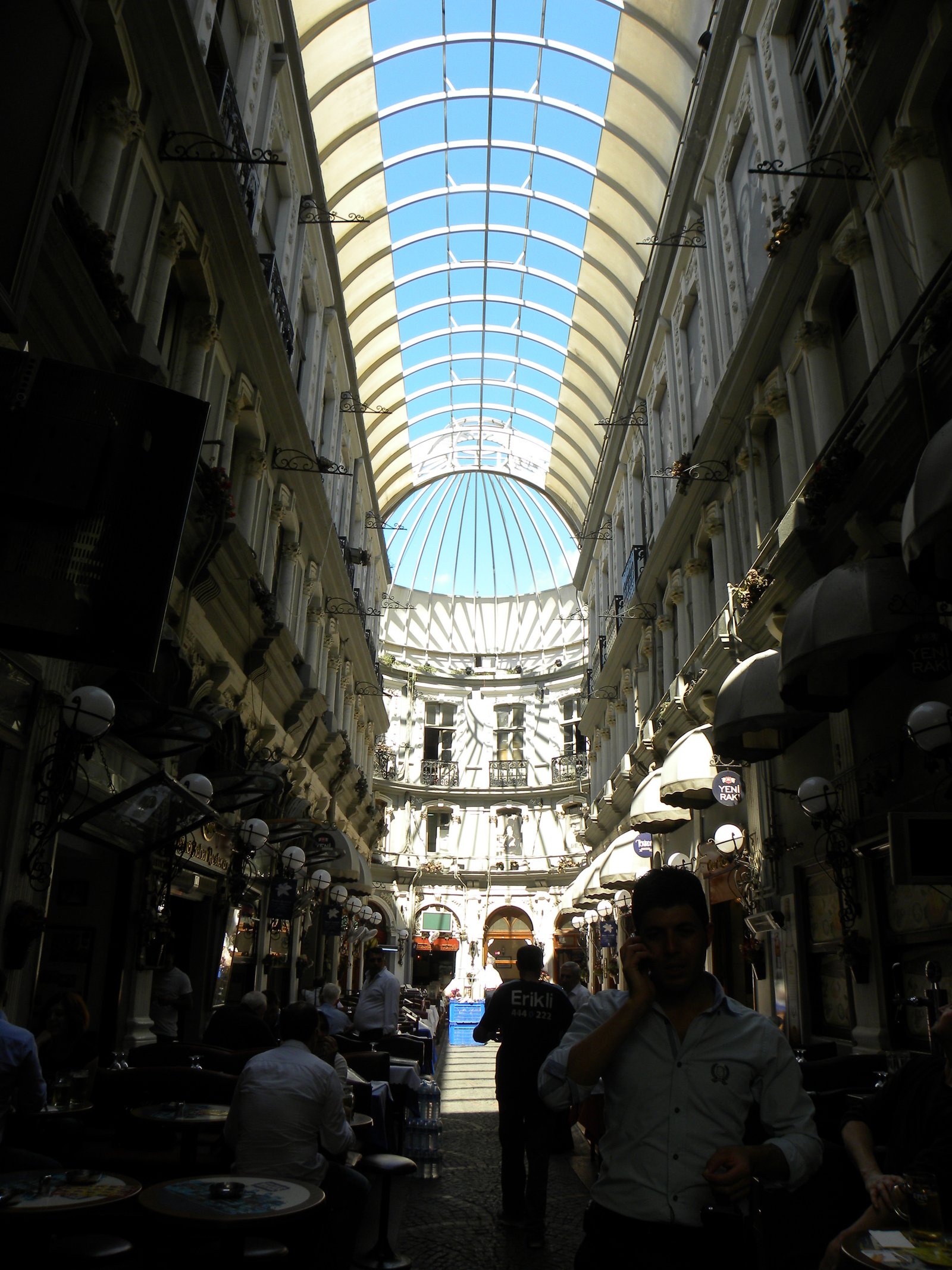 Interior da Çiçek Pasajı (Passagem das Flores) em Istambul