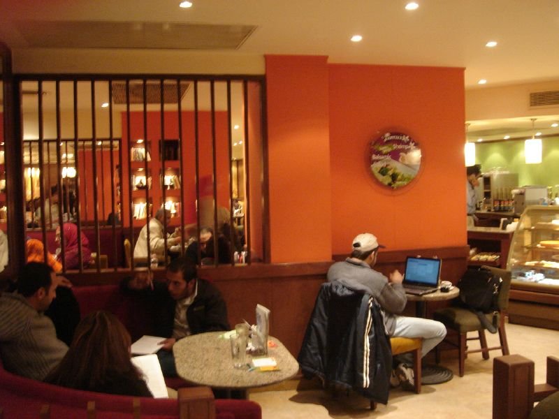 Interior de uma cafeteria Cilantro no bairro de Mohandessin, em Gizé