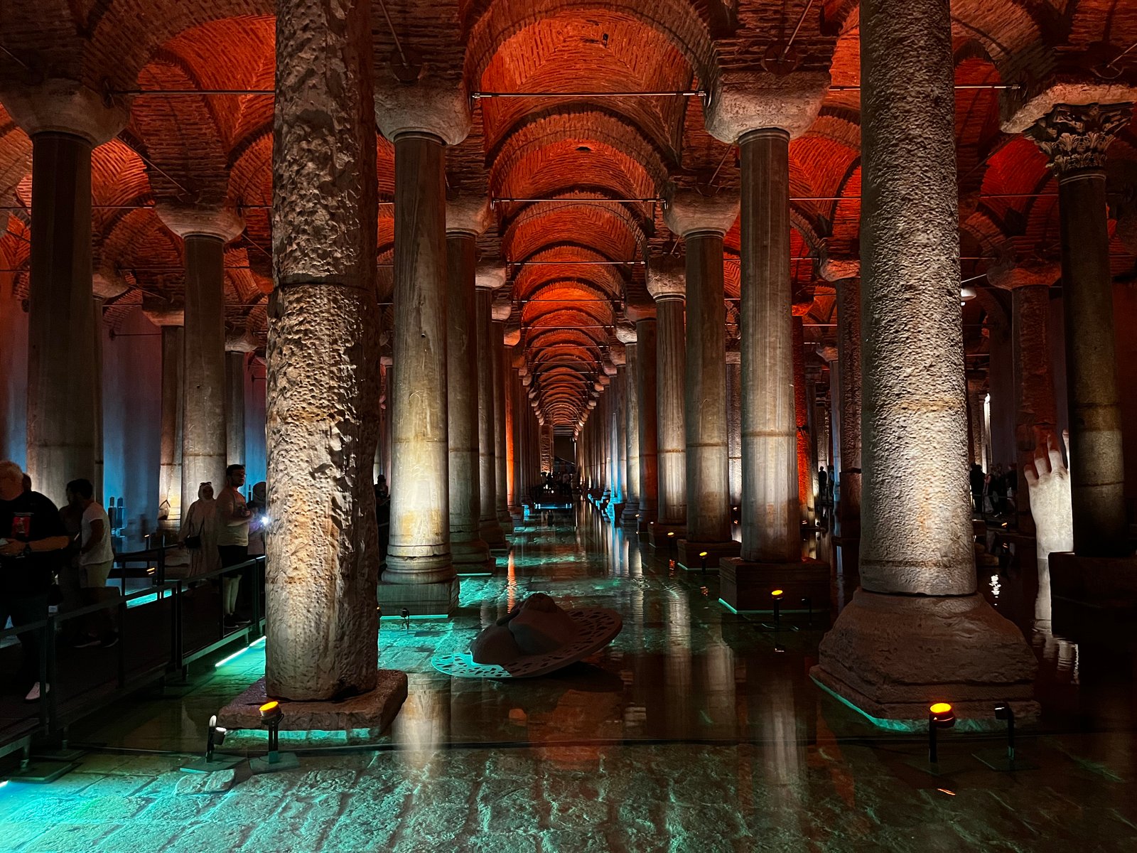 Interior da Cisterna da Basílica em Istambul, com colunas de mármore