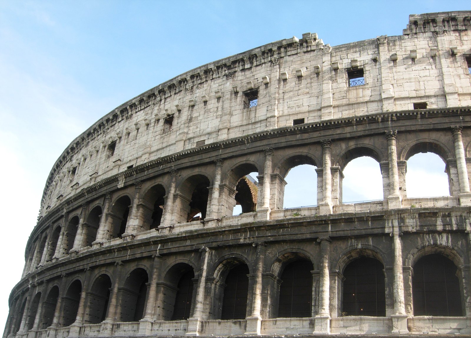 Vista externa do Coliseu de Roma em dia ensolarado
