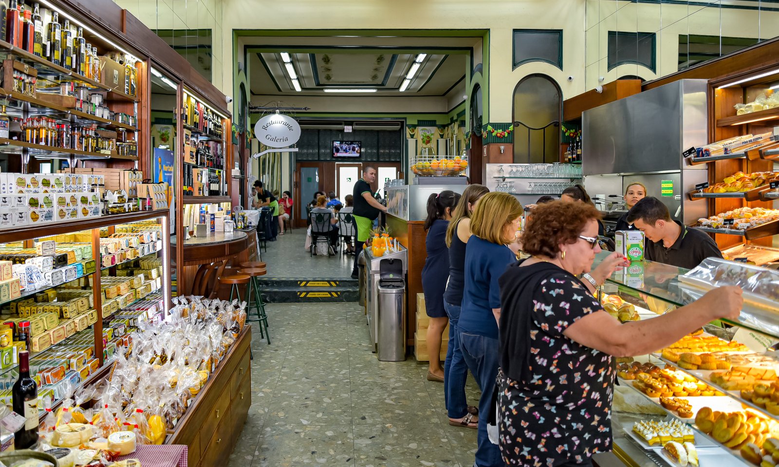 Fachada histórica da Confeitaria do Bolhão, no Porto