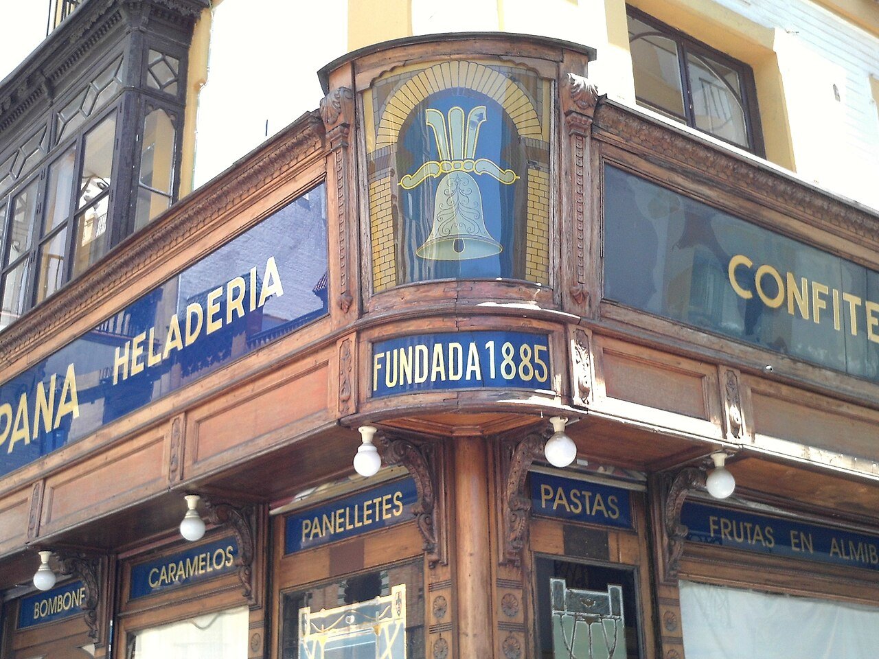 Fachada da Confitería La Campana, na Calle Sierpes, em Sevilha