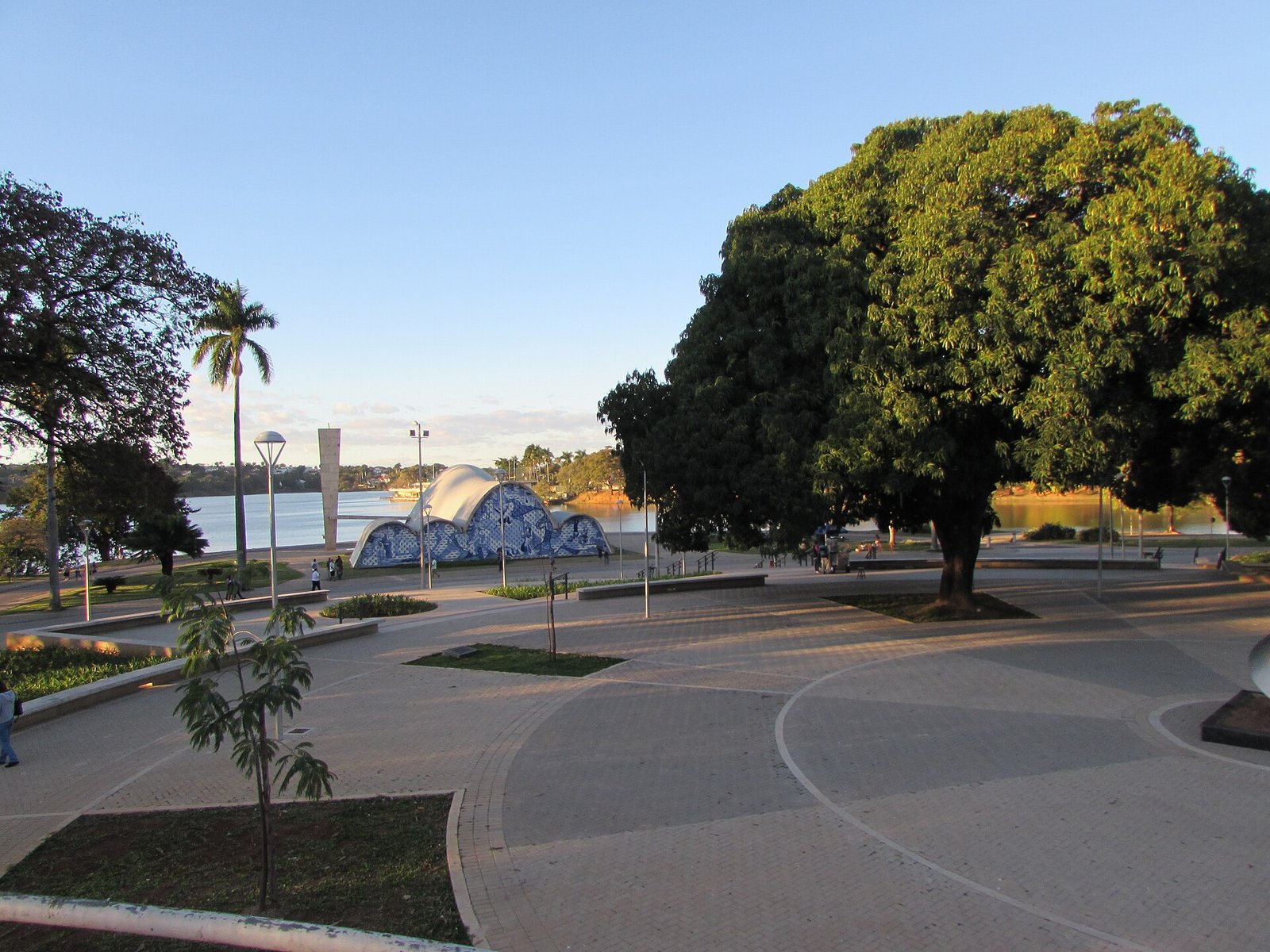 Vista da Igreja de São Francisco de Assis com a Lagoa da Pampulha ao fundo, em Belo Horizonte